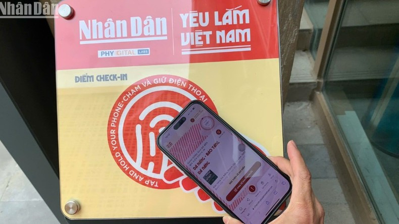 Visitors experience check-in at the Da Nang Museum by scanning the NFC-enabled board. (Photo: ANH DAO)