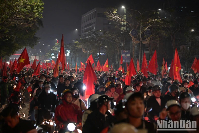 Giai Phong Street (Hanoi) are flooded with football fans who are excited with Vietnam's historic win. (Photo: THE DAI) Giai Phong Street (Hanoi) are flooded with football fans who are excited with Vietnam's historic win. (Photo: THE DAI)