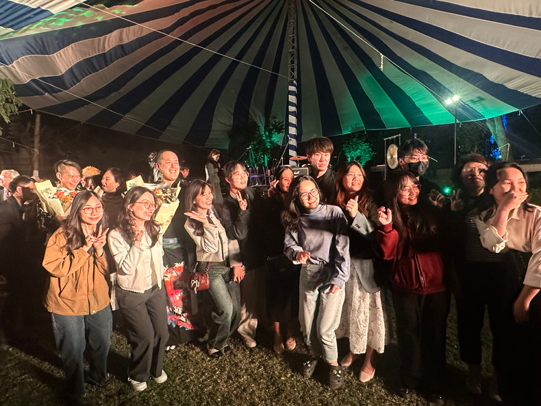 Bati-Holic's members take picture with their fans. Bati-Holic's members take picture with their fans.