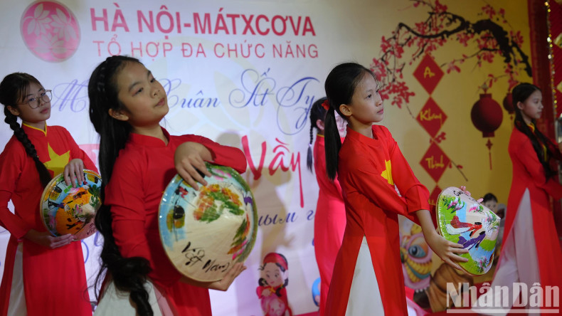 He expresses his sincere thanks to Ambassador Dang Minh Khoi, the departments of the Embassy, and Do Xuan Hoang for their assistance to the Vietnamese community at Incentra throughout 2024. He expresses his sincere thanks to Ambassador Dang Minh Khoi, the departments of the Embassy, and Do Xuan Hoang for their assistance to the Vietnamese community at Incentra throughout 2024.