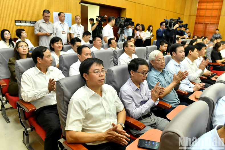 The delegates and voters attend the meeting. The delegates and voters attend the meeting.