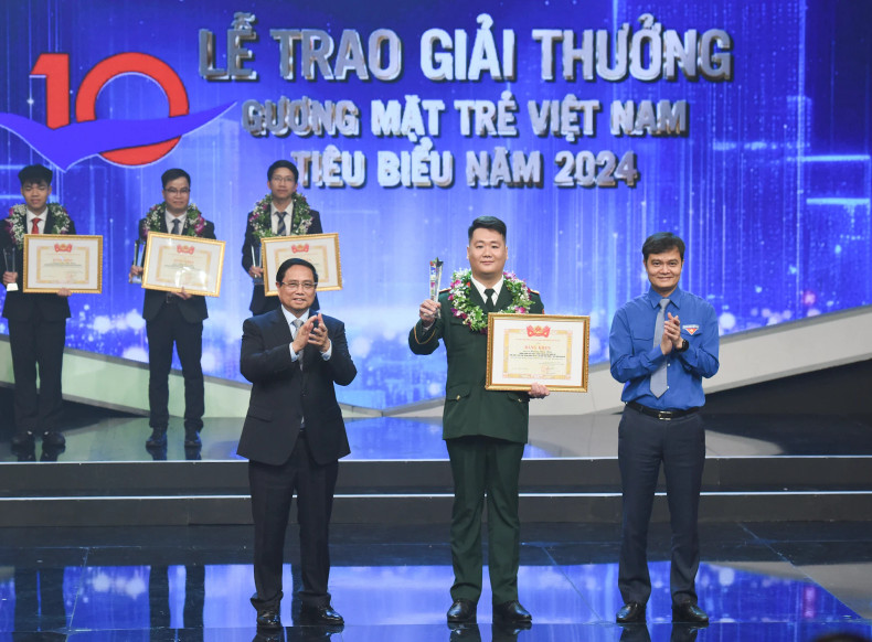 PM Pham Minh Chinh and First Secretary of the HCYU Central Committee Bui Quang Huy present the awards to outstanding young faces of Vietnam in the field of scientific research.