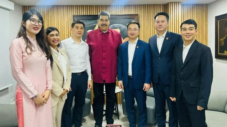 President Nicolas Maduro welcomed and took commemorative photos with the high-ranking delegation of the Ho Chi Minh Communist Youth Union during their recent visit to Venezuela in late April. (Photo courtesy of the Embassy of Viet Nam in Venezuela)