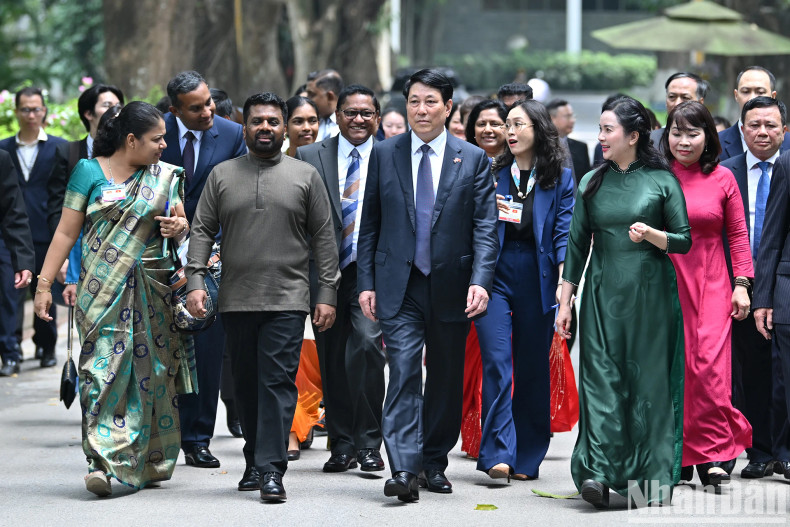 President Luong Cuong and President Anura Kumara Dissanayaka, along with delegates, continue their visit around the Ho Chi Minh Relic Site within the palace grounds.
