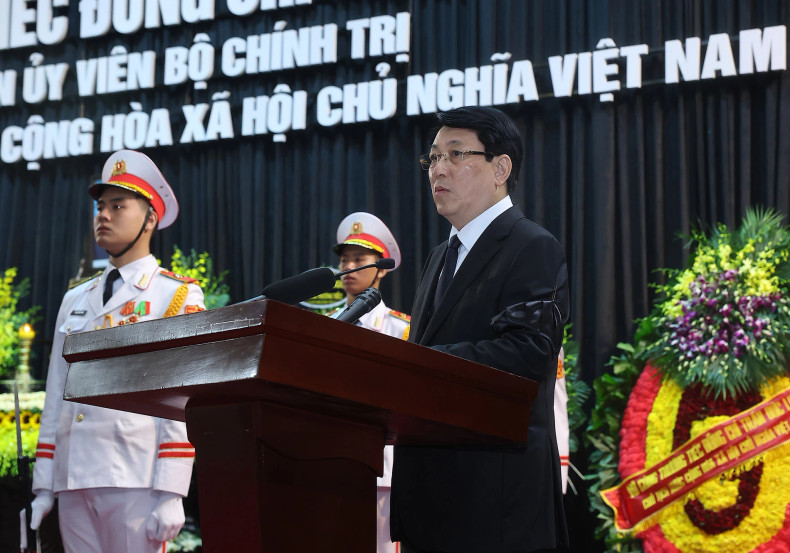 President Luong Cuong delivers the funeral oration at the memorial service on May 25 morning. (Photo: VNA) President Luong Cuong delivers the funeral oration at the memorial service on May 25 morning. (Photo: VNA)