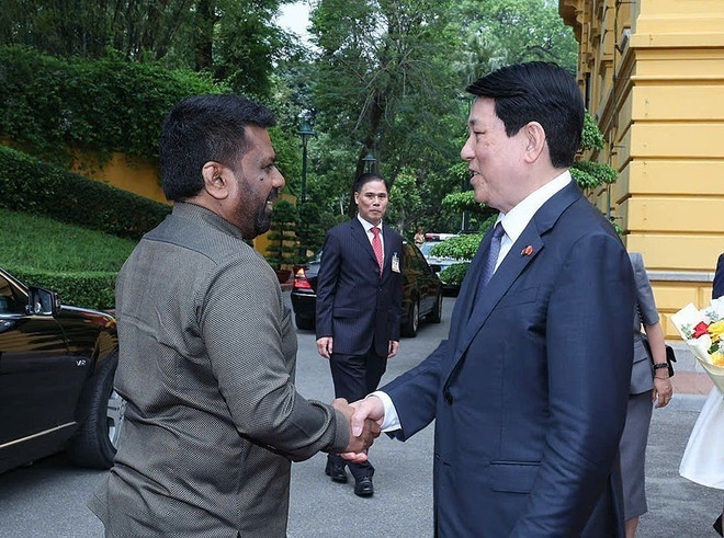 The two presidents at the welcome ceremony in Ha Noi on May 5 (Photo: VNA) The two presidents at the welcome ceremony in Ha Noi on May 5 (Photo: VNA)