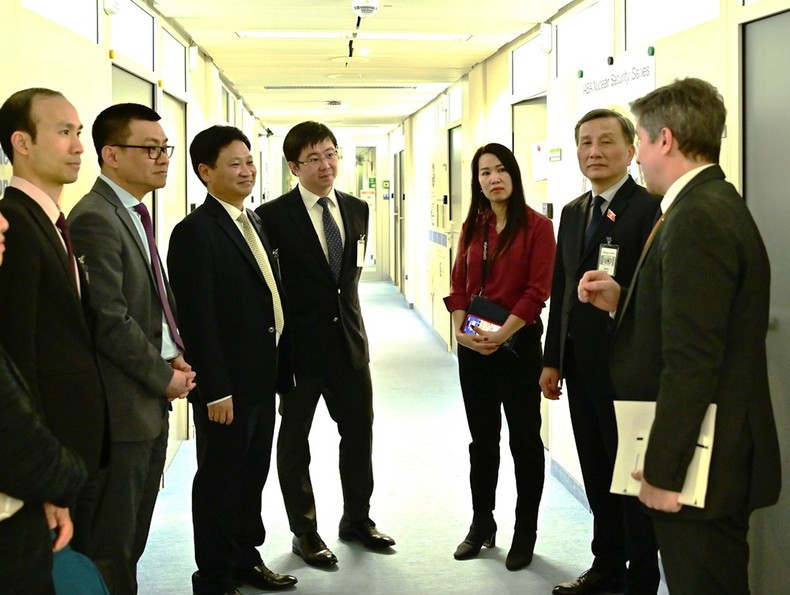 Chairman of the NA’s Committee on Science, Technology and Environment Le Quang Huy, Deputy Minister of Science and Technology Bui Hoang Phuong, and the other members visit the IAEA headquarters. Chairman of the NA’s Committee on Science, Technology and Environment Le Quang Huy, Deputy Minister of Science and Technology Bui Hoang Phuong, and the other members visit the IAEA headquarters.