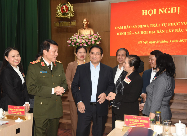PM Pham Minh Chinh talks with other delegates.