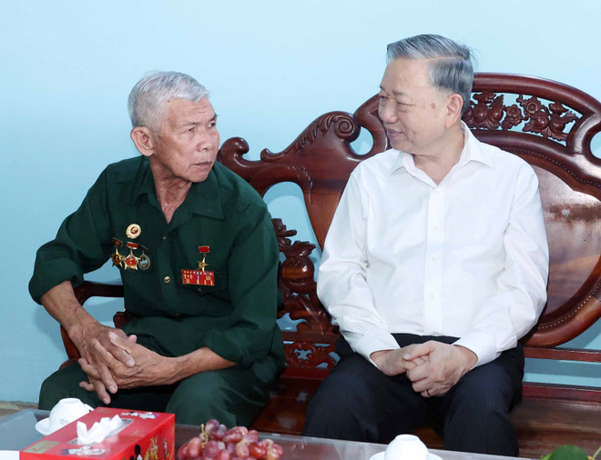General Secretary Lam visits Duong Duc Thung, a Hero of the People's Armed Forces, in Tien Thanh ward of Dong Xoai city (Photo: VNA) General Secretary Lam visits Duong Duc Thung, a Hero of the People's Armed Forces, in Tien Thanh ward of Dong Xoai city (Photo: VNA)