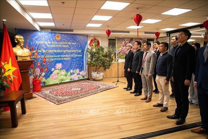 A flag-raising ceremony at the meeting hosted by the Vietnamese Embassy in Israel to celebrate the 95th founding anniversary of the Communist Party of Vietnam (CPV) (Photo: VNA)