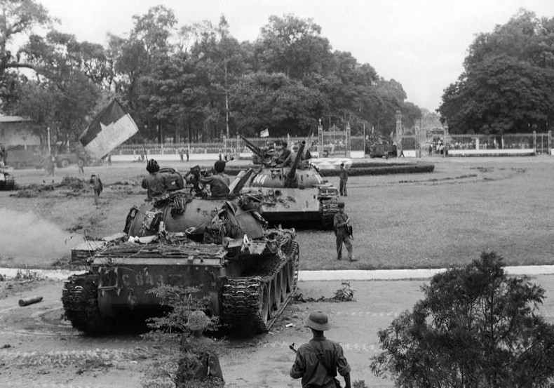 A liberation army tank captured the Presidential Palace of the Republic of Vietnam at noon on April 30, 1975. (Photo: Quang Thanh/VNA) A liberation army tank captured the Presidential Palace of the Republic of Vietnam at noon on April 30, 1975. (Photo: Quang Thanh/VNA)