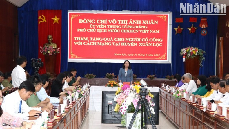 Vice President Vo Thi Anh Xuan speaks at the ceremony.