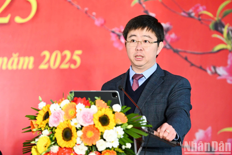 Deputy Minister of Information and Communications Bui Hoang Phuong speaks at the conference.