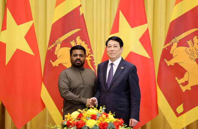 State President Luong Cuong (R) and Sri Lankan President Anura Kumara Dissanayaka at their talks in Ha Noi on May 5. (Photo: VNA)