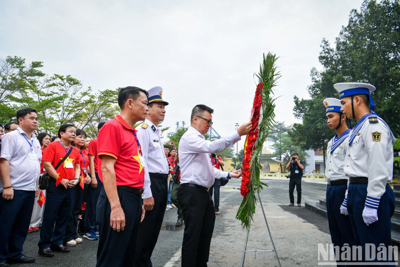 Journalist Le Quoc Minh, Member of the Party Central Committee (PCC), Editor-in-Chief of Nhan Dan Newspaper, Deputy Head of the PCC’s Commission for Communications, and Education and Mass Mobilisation, and Chairman of the Viet Nam Journalists’ Association, offers flowers and incense at the monument.