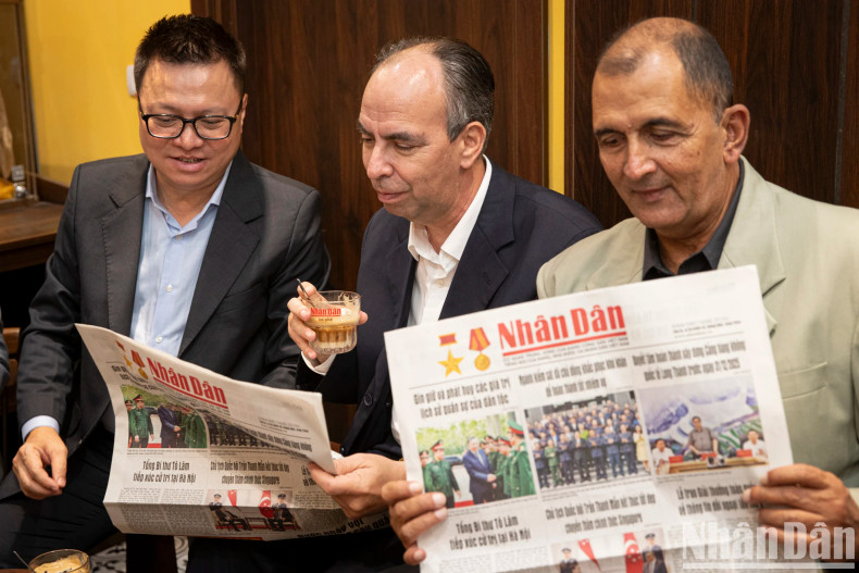 With its dominant yellow colour, the Nhan Dan reading station creates a warm and nostalgic atmosphere, which is reminiscent of the hues of printed newspapers. It provides readers with a quiet and enjoyable space for reading newspaper. Readers can not only experience reading printed newspapers completely free of charge but also enjoy coffee. With its dominant yellow colour, the Nhan Dan reading station creates a warm and nostalgic atmosphere, which is reminiscent of the hues of printed newspapers. It provides readers with a quiet and enjoyable space for reading newspaper. Readers can not only experience reading printed newspapers completely free of charge but also enjoy coffee.