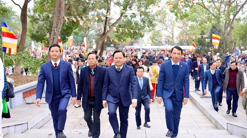 The provincial leaders join the crowds in attending the festival.