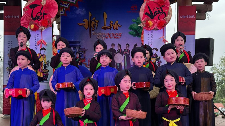 The ‘Quan ho’ performances by little singers receive greatapplause from visitors.