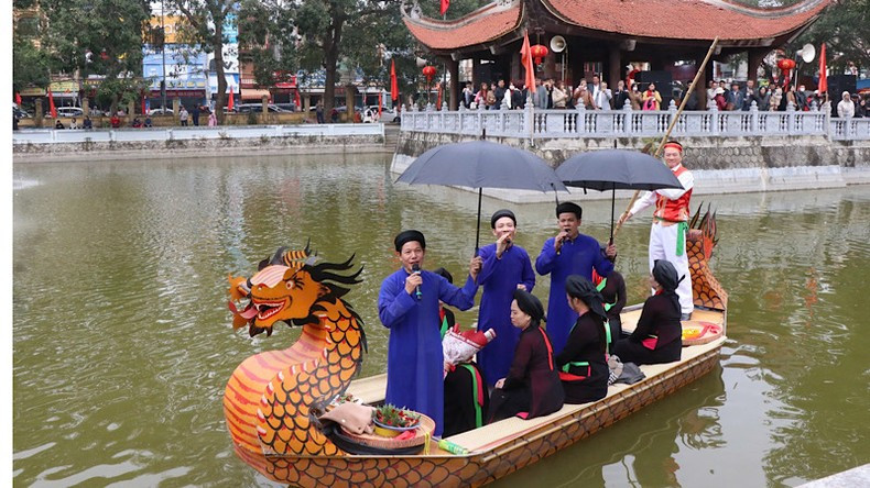 Singing Quan Ho on a boat, a beautiful feature of Lim festival.