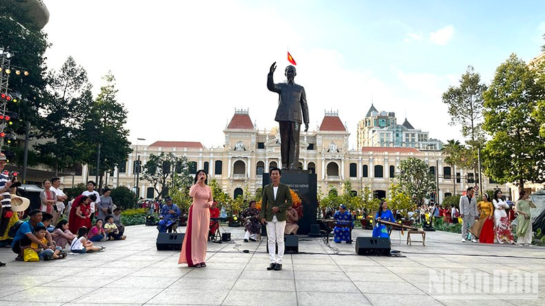 A Southern ‘Don Ca Tai Tu’ (traditional musical art form of the south) performance to serve locals and visitors on the occasion of the Lunar New Year 2024.