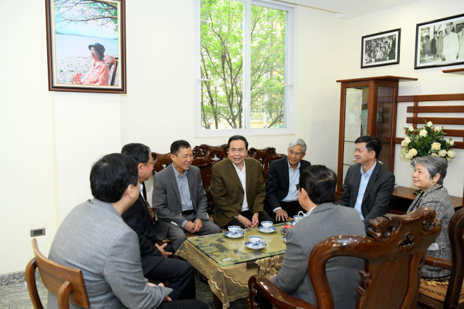 NA Chairman Tran Thanh Man presents gifts to the family of late NA Chairman Le Quang Dao (Photo: quochoi.vn)
