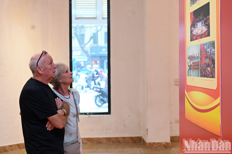 Foreign visitors also show interest in the exhibition. Foreign visitors also show interest in the exhibition.