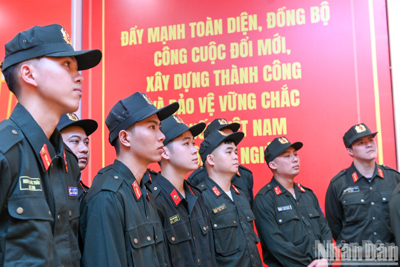 Members of the Youth Union from the Mobile Police Force, Hanoi City Police, visit the exhibition. Members of the Youth Union from the Mobile Police Force, Hanoi City Police, visit the exhibition.