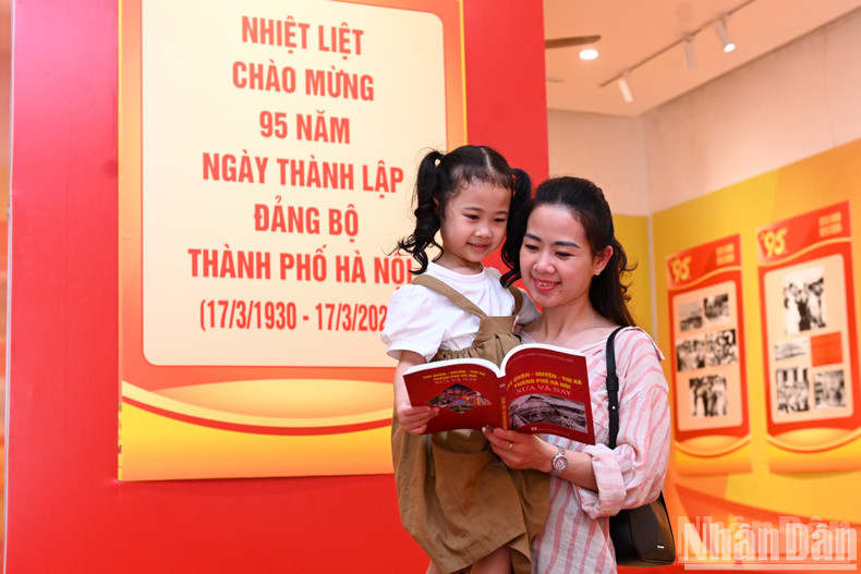 In addition to archival and colour photographs, the exhibition also introduces books on the history and development of the Hanoi Municipal Party Committee. In addition to archival and colour photographs, the exhibition also introduces books on the history and development of the Hanoi Municipal Party Committee.