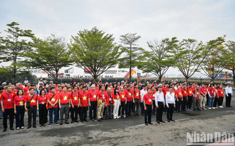 Members of delegation No.25 offer incense at the monument dedicated to fallen soldiers from the No Number Ship squadron, part of Brigade 125 under Naval Region 2.