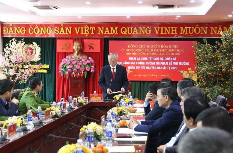 Permanent Deputy Prime Minister Nguyen Hoa Binh delivers Tet greetings to officers and soldiers of the Environmental Police Force. (Photo: DINH HAI)