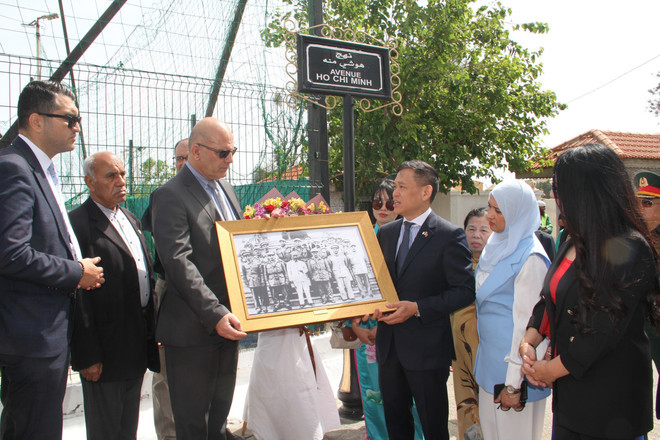 Ambassador Tran Quoc Khanh presents Djamel Belamou, Chairman of the Rais Hamidou, a surburb of Algiers where Ho Chi Minh Avenue is located, with a photo of Uncle Ho receiving the Algerian delegation visiting Viet Nam in 1958. (Photo: VNA)