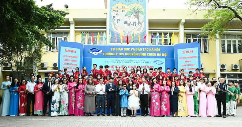 The spouses of the Vietnamese and Ethiopian PMs pose for a group photo with teachers and students of the Nguyen Dinh Chieu secondary school. (Photo: NDO) The spouses of the Vietnamese and Ethiopian PMs pose for a group photo with teachers and students of the Nguyen Dinh Chieu secondary school. (Photo: NDO)