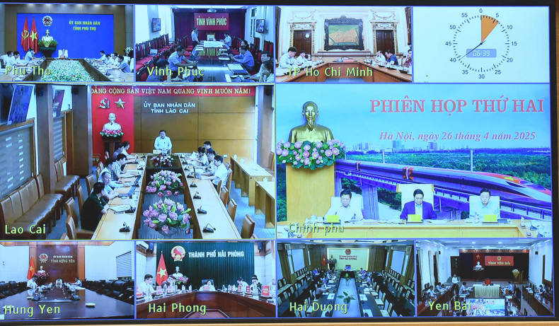 The meeting is held in a hybrid format, with an in-person session in Hanoi and online connections to localities where railway projects are being implemented.