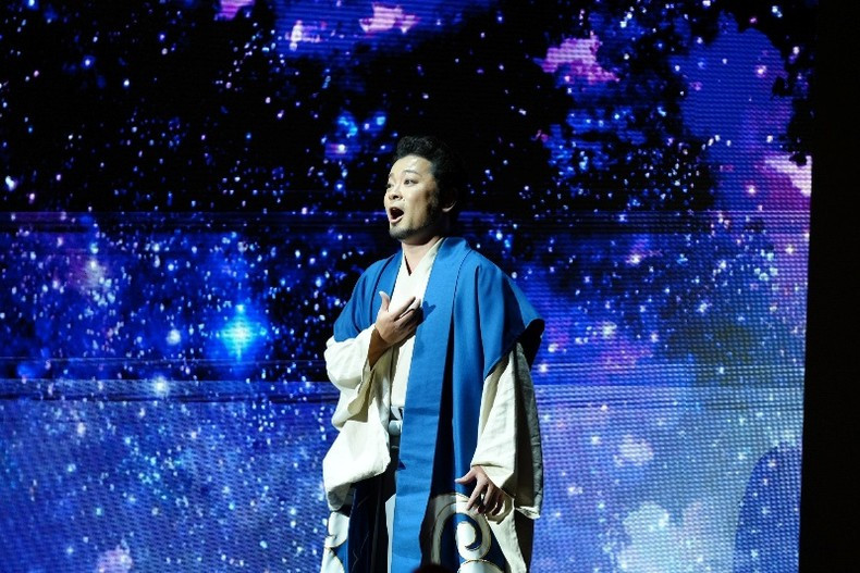 Artist Kobori Yusuke plays the role of the merchant Araki Sotaro. Artist Kobori Yusuke plays the role of the merchant Araki Sotaro.