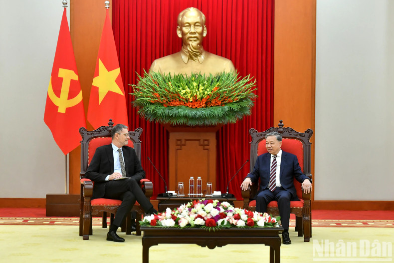 Party General Secretary To Lam receives French Ambassador to Vietnam Olivier Brochet.
