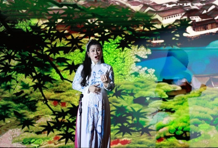 Artist Dao To Loan plays the role of Princess Anio (Princess Ngoc Hoa). Artist Dao To Loan plays the role of Princess Anio (Princess Ngoc Hoa).