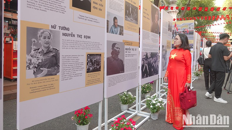 The exhibition showcases 23 photos of Vietnamese women and 38 photos honouring Vietnamese Heroic Mothers. (Photo: M.H.) The exhibition showcases 23 photos of Vietnamese women and 38 photos honouring Vietnamese Heroic Mothers. (Photo: M.H.)