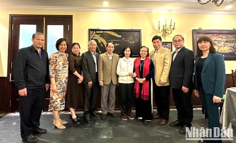 Distinguished Chinese representatives meet with former students of Vietnamese schools in Guilin, Guangxi, China. Distinguished Chinese representatives meet with former students of Vietnamese schools in Guilin, Guangxi, China.
