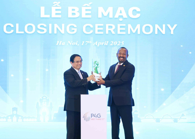 PM Pham Minh Chinh (L) and Ethiopian PM Abiy Ahmed Ali at the handover of the role of hosting the fifth P4G Summit (Photo; VNA) PM Pham Minh Chinh (L) and Ethiopian PM Abiy Ahmed Ali at the handover of the role of hosting the fifth P4G Summit (Photo; VNA)