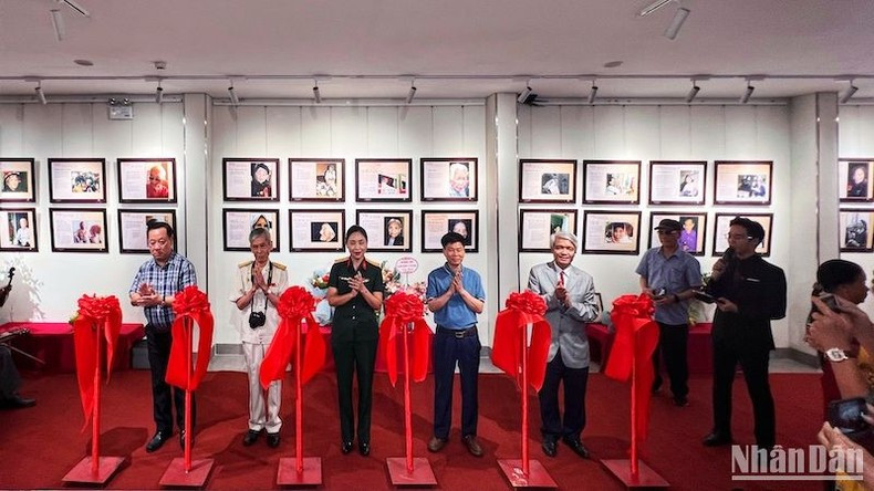 The ribbon cutting ceremony for the opneing of the exhibition. The ribbon cutting ceremony for the opneing of the exhibition.