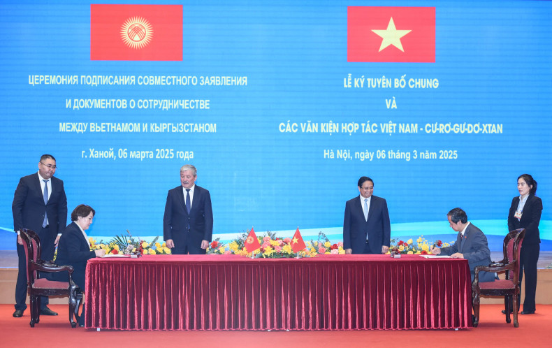 Prime Minister Pham Minh Chinh and his Kyrgyz counterpart Adylbek Kasymaliev witness the signing of the Agreement between the Government of the Socialist Republic of Vietnam and the Council of Ministers of the Kyrgyz Republic on the cooperation in the field of education. Prime Minister Pham Minh Chinh and his Kyrgyz counterpart Adylbek Kasymaliev witness the signing of the Agreement between the Government of the Socialist Republic of Vietnam and the Council of Ministers of the Kyrgyz Republic on the cooperation in the field of education.