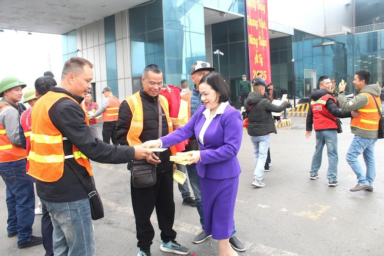 The leaders of Mong Cai City presented flowers, lucky money, and best wishes to the import-export businesses on the third day of the new lunar year.