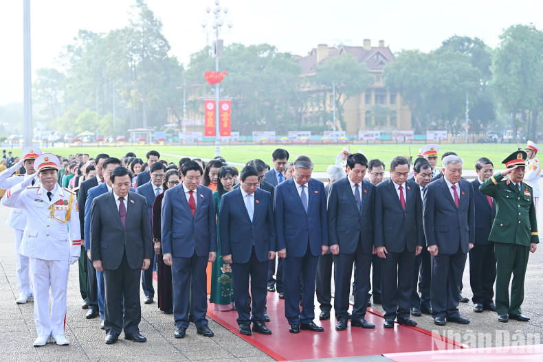 Party and State leaders and other NA deputies pay tribute to President Ho Chi Minh.