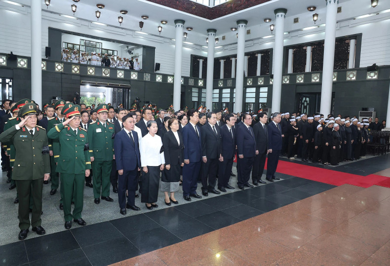 Party General Secretary To Lam, along with incumbent and former leaders of the Party and State, attend the memorial service for former President Tran Duc Luong. (Photo: VNA) Party General Secretary To Lam, along with incumbent and former leaders of the Party and State, attend the memorial service for former President Tran Duc Luong. (Photo: VNA)