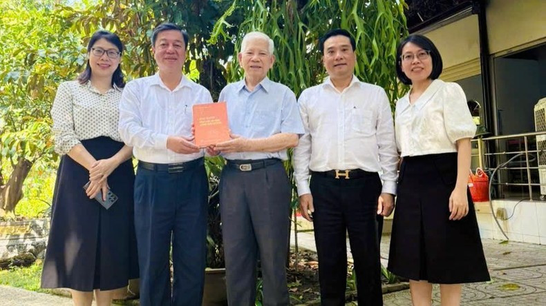 Associate Professor Dr Vu Trong Lam, Director and Editor-in-chief of the Truth National Political Publishing House, and Deputy Director of the publishing house Nguyen Thai Binh, along with representatives from several units, present the book to former President Nguyen Minh Triet. Associate Professor Dr Vu Trong Lam, Director and Editor-in-chief of the Truth National Political Publishing House, and Deputy Director of the publishing house Nguyen Thai Binh, along with representatives from several units, present the book to former President Nguyen Minh Triet.