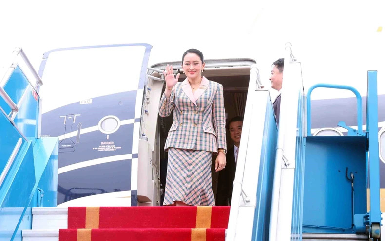 Prime Minister Paetongtarn Shinawatra arrives in Ha Noi, beginning her official visit to Viet Nam and her participation as co-chair of the Viet Nam–Thailand Joint Cabinet Meeting. Prime Minister Paetongtarn Shinawatra arrives in Ha Noi, beginning her official visit to Viet Nam and her participation as co-chair of the Viet Nam–Thailand Joint Cabinet Meeting.