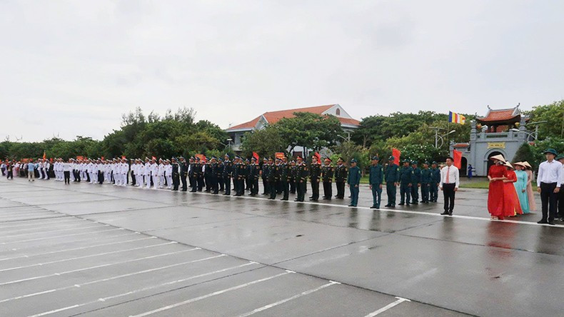 The people and armed forces of Truong Sa attend the ceremony.