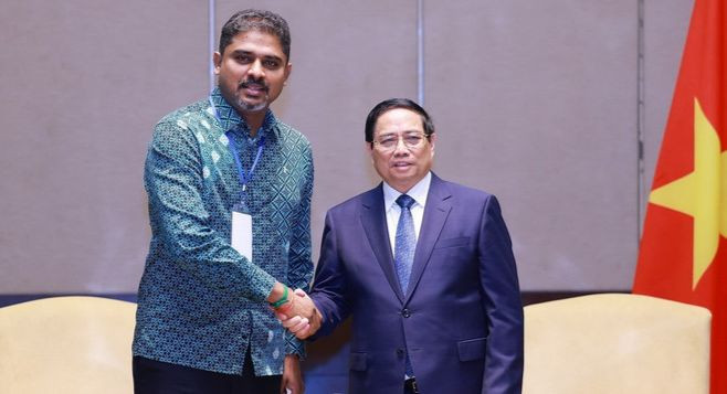 PM Pham Minh Chinh receives President of the Kuala Lumpur and Selangor Indian Chamber of Commerce and Industry (KLSICCI) Nivas Ragavan. (Photo: VNA)