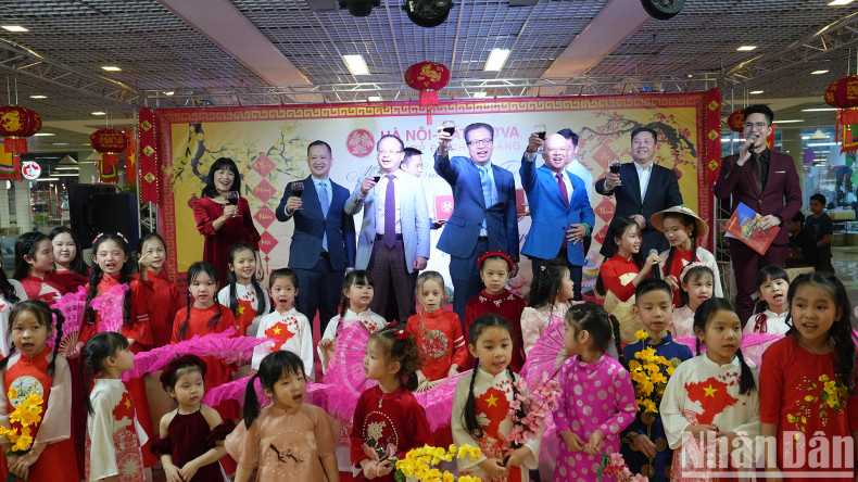 The programme was attended by the Vietnamese Ambassador to the Russian Federation Dang Minh Khoi, President of the Union of Vietnamese Organisations in Russia Do Xuan Hoang, General Director of Hanoi-Moscow Trade Centre Investment Joint Stock Company (INCENTRA) Nguyen Canh Hong Linh, along with a large number of Vietnamese residents living and working here. The programme was attended by the Vietnamese Ambassador to the Russian Federation Dang Minh Khoi, President of the Union of Vietnamese Organisations in Russia Do Xuan Hoang, General Director of Hanoi-Moscow Trade Centre Investment Joint Stock Company (INCENTRA) Nguyen Canh Hong Linh, along with a large number of Vietnamese residents living and working here.