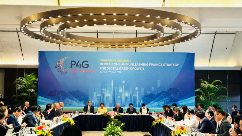 At the discussion on "Revitalising and Unleasing Finance Strategy for Global Green Growth". (Photo: NDO)